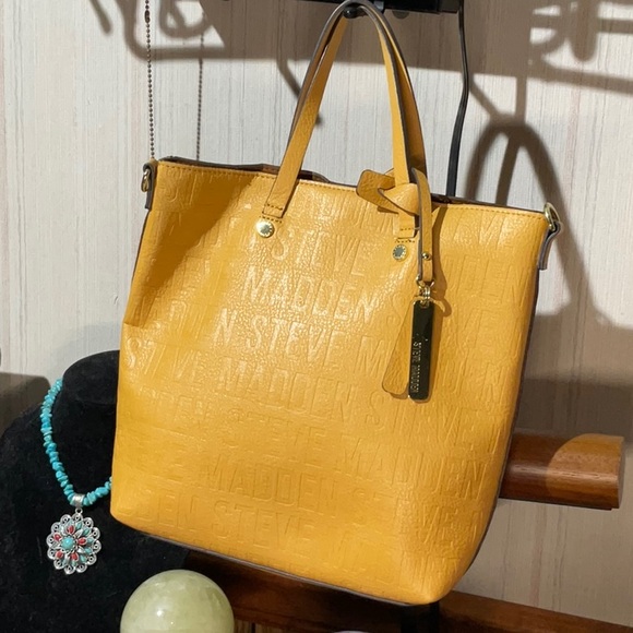 Handbags - Steve Madden Purse!